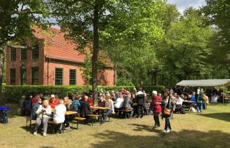 Jagdschloss Stern mit Besucher:innen, Foto: Förderverein Jagdschloss Stern, Lizenz: © Förderverein Jagdschloss Stern