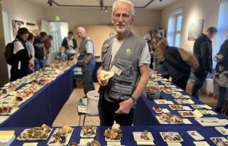 Pilzsachverständiger Wolfgang Bivour steht inmitten von Tischen auf denen verschiedene Pilzarten in Schälchen präsentiert werden., Foto: A. Vierling-La Ruffa, Lizenz: Naturkundemuseum Potsdam