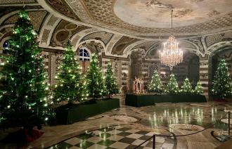 Weihnachtliche Dekoration im Grottensaal des Neuen Palais, Foto: Jörg Kirschstein, Lizenz: SPSG