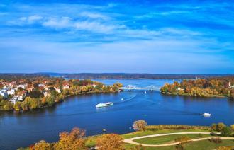 MS Schwielowsee vor der Glienicker Brücke, Foto: Jens Schröder, Lizenz: Weisse Flotte Potsdam GmbH