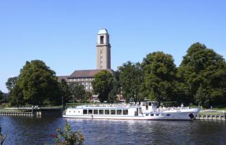Die MS Königswald vor dem Rathaus Spandau, Foto: Jens Schröder, Lizenz: Weisse Flotte Potsdam GmbH