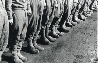 Fußlappen und Holzpantinen sowjetischer Kriegsgefangener in einem Lager der Zeche Emscher-Lippe, 1942  , Foto: Foto Sammlung Grau, Lizenz: © LWL-Medienzentrum
