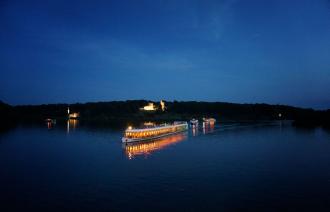 Schiffskorso vor dem Schloss Babelsberg, Foto: Jens Schröder, Lizenz: Weisse Flotte Potsdam GmbH