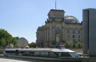 MS Belvedere vor dem Reichstag, Foto: Jens Schröder, Lizenz: Weisse Flotte Potsdam GmbH