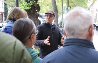 Dr. Johannes Leicht bei der thematischen Stadtführung, Vergessene Vergangenheit - NS-Zwangsarbeit im Potsdamer Stadtzentrum, Foto: Stiftung Gedenkstätte Lindenstraße, Lizenz: © Stiftung Gedenkstätte Lindenstraße