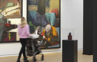 Besuchende in der Ausstellung IM DIALOG – Sammlung Hasso Plattner: Kunst aus der DDR im MINSK Kunsthaus in Potsdam, 2025. Sammlung Hasso Plattner , Foto: © Johannes Heisig / VG Bild-Kunst, Bonn 2025; Peter Makolies, Foto: Jens Ziehe
