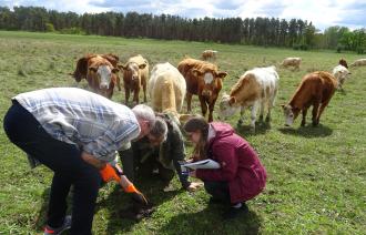 Landwirt und Wissenschaftler bei einer ersten Bestandsaufnahme, Foto: K. Geißler, Lizenz: K. Geißler