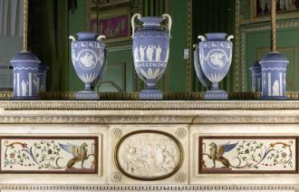 Wedgewood-Porzellan auf dem Kaminsims in der Grünen Kammer, im Marmorpalais, Foto: Wolfgang Pfauder, Lizenz: SPSG