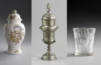 Willkomm des Zeug-u. Garnweber-Gewerbes Nowawes, 1768 / Henkelbecher auf F. Wilhelm I., Potsdamer Glashütte, 1715 / Deckelvase, Manufaktur Sartori, 1775–1800, Foto: Holger Vonderlind, Lizenz: Potsdam Museum