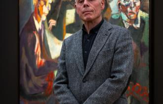 Ralf Kerbach in der Ausstellung IM DIALOG – Sammlung Hasso Plattner: Kunst aus der DDR vor seinem Kunstwerk Dresdner Freunde, 1983/84. Sammlung Hasso Plattner , Foto: Foto: Clemens Porikys , Lizenz: © VG Bild-Kunst, Bonn 2024,