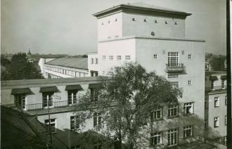 Blick vom Dach des alten Städtischen Krankenhauses nach Norden zum Turm über dem Haupteingang. Städtische Lichtbildstelle 1929, Foto: PM, Lizenz: PM