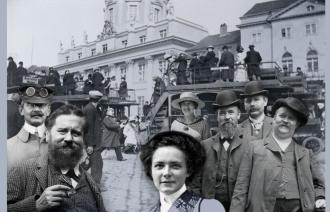 Reisebusse vor dem Alten Rathaus, Fotocollage mit Bildern um 1910, Foto: Collage Stich, unbekannter Fotograf, Lizenz: Potsdam Museum