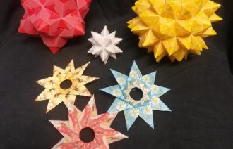 selbstgebastelte bunte Papiersterne , Foto: Ulrike Engler, Lizenz: Botanischer Garten der Universität Potsdam