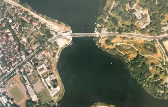 Mauerstreifen an beiden nördlichen Ufern der Glienicker Brücke, 1992, Foto: Medianova, Lizenz: Potsdam Museum