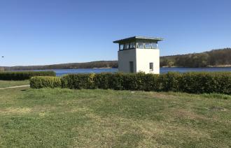 Kontrollturm am Grenzübergangsstelle Nedlitz (GÜSt), Foto: Dr.Jürgen Reiche, Lizenz: Erinnerungsorte Potsdamer Grenze e.V.