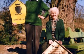 Ehepaar Kretschmann mit Naturschutz-Schild, Foto: Andre Rival, Lizenz: Haus der Naturpflege Bad Freienwalde