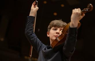 Avalon Stottrop an der Geige, Foto: Peter Adamik, Lizenz: UdK Berlin