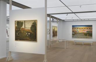 Installationsansicht der Ausstellung Wohnkomplex. Kunst und Leben im Plattenbau, DAS MINSK Kunsthaus in Potsdam 2025. Sammlung Hasso Plattner; Harald Metzkes, © VG Bild-Kunst, Bonn 2025, Foto: Jens Ziehe
