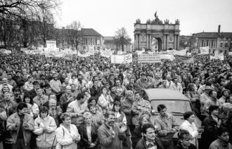 Demonstrationen auf dem Platz der Nationen in Potsdam, 4. November 1989, Foto: Klaus Fahlbusch, Lizenz: © Stiftung Gedenkstätte Lindenstraße
