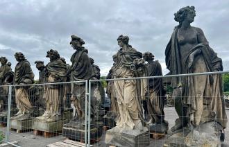 Auf Augen­höhe mit den kolossalen Sandstein­skulpturen des Neuen Palais, Foto: SPSG, Lizenz: SPSG