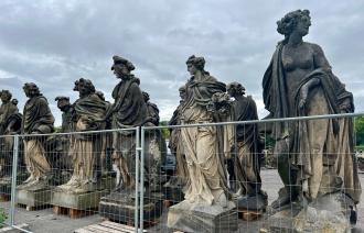 Skulpturen der Dachbalustrade des Neuen Palais, Foto: SPSG, Lizenz: SPSG