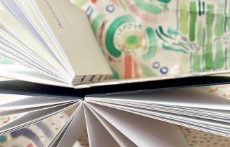 Hangebundenes Buch mit selbstgestaltetem Umschlag, Foto: Verena Haltenberger, Lizenz: Verena Haltenberger Hangebundenes Buch mit selbstgestaltetem Umschlag, Foto: Verena Haltenberger, Lizenz: Verena Haltenberger