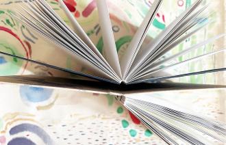 Hangebundenes Buch mit selbstgestaltetem Umschlag, Foto: Verena Haltenberger, Lizenz: Verena Haltenberger Hangebundenes Buch mit selbstgestaltetem Umschlag, Foto: Verena Haltenberger, Lizenz: Verena Haltenberger