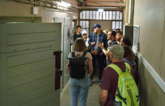 Führung durch die Gedenkstätte Lindenstraße, Foto: Foto Hagen Immel, Lizenz: © Stiftung Gedenkstätte Lindenstraße Führung durch die Gedenkstätte Lindenstraße, Foto: Foto Hagen Immel, Lizenz: © Stiftung Gedenkstätte Lindenstraße