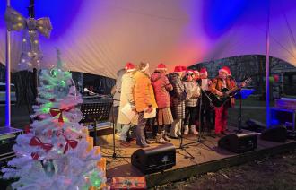 WeihnachtsOpenAir am Schlaatz, Foto: Marina Kudriaschowa, Lizenz: Soziale Stadt ProPotsdam gGmbH / Friedrich-Reinsch-Haus WeihnachtsOpenAir am Schlaatz, Foto: Marina Kudriaschowa, Lizenz: Soziale Stadt ProPotsdam gGmbH / Friedrich-Reinsch-Haus