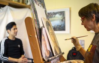 Katrin malt Mahdi, Foto: Andrea Werner