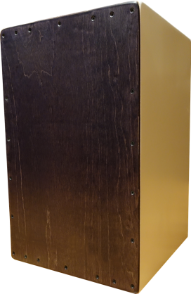 Wir sehen das Instrument "Cajon". Es sieht aus wie eine Holzkiste mit einer edlen dunklen Holzspielsläche