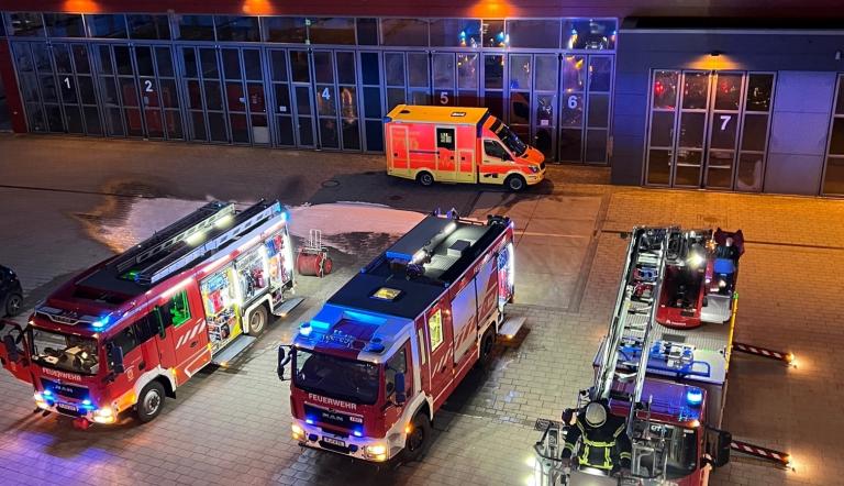 Einsatzfahrzeuge auf dem Hof der Feuerwehr