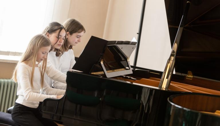 Sechs Hände am Klavier Sechs Hände am Klavier - beim Landeswettbewerb Jugend Musiziert.
