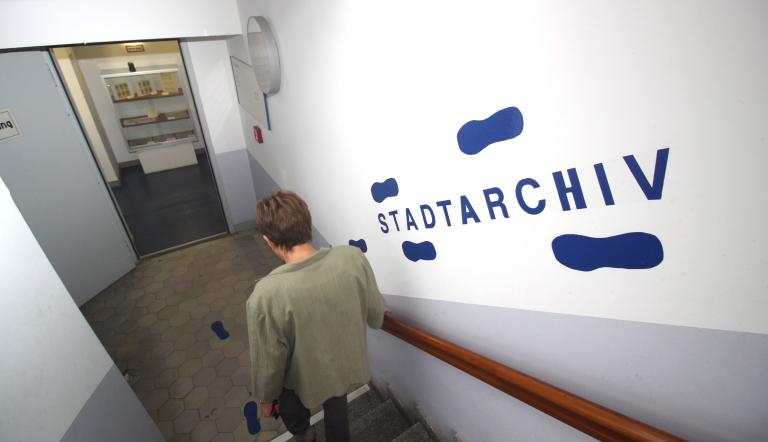 Treppenhaus im Haus 23 mit Schriftzug "Stadtarchiv" an der Wand