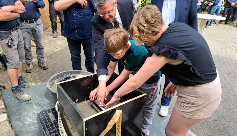 Oberbürgermeister Mike Schubert legt gemeinsam Schülerinnen und Schülern den Grundstein für die Comenius-Schule. Oberbürgermeister Mike Schubert legt gemeinsam Schülerinnen und Schülern den Grundstein für die Comenius-Schule.