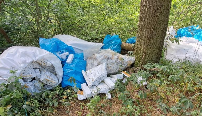 Die Bauabfälle wurden einfach in die Natur gekippt, die Verwaltung freut sich über Hinweise zu möglichen Verursachern. Foto: LHPBauabfälle illegal in Groß Glienicke und Dallgow-Döberitz entsorgt