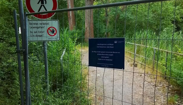 gesperrter Nutheweg Bauzaun vor dem gesperrten Nutheweg.
