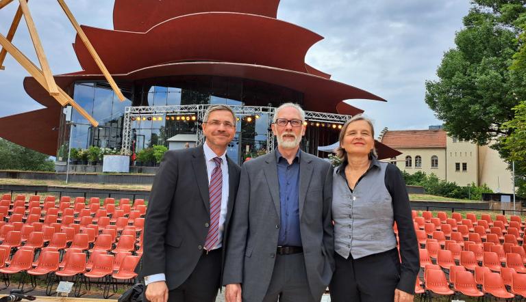 Auf dem Foto stehen Oberbürgermeister Mike Schubert, der neuen Geschäftsführende Direktor des Marcel Klett und Intendatin Bettina Jahnke vor dem Hans Otto Theater. Foto: Juliane Güldner/LHP