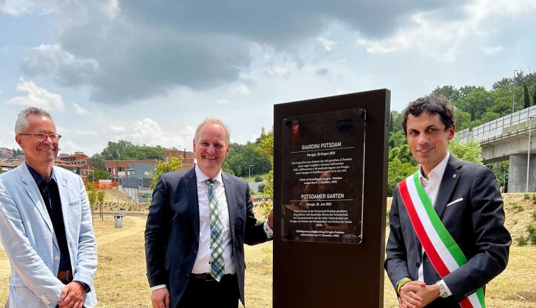 Bernd Rubelt Beigeordneter für Stadtentwicklung, Bauen, Wirtschaft und Umwelt und Andrea Romizi, Bürgermeister der Stadt Perugia, eröffnen die Gardini Potsdam.
