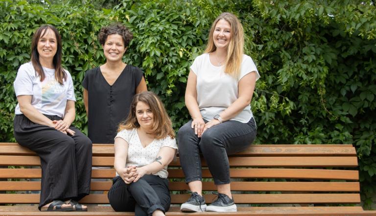 Die Beauftragten des Büros für Chancengleichheit und Vielfalt (von links nach rechts: Stefanie Buhr, Dr. Tina Denninger, Claudia Sprengel, Dr. Amanda Palenberg) Die Beauftragten des Büros für Chancengleichheit und Vielfalt sitzen auf einer Bank. (von links nach rechts: Stefanie Buhr, Dr. Tina Denninger, Claudia Sprengel, Dr. Amanda Palenberg)