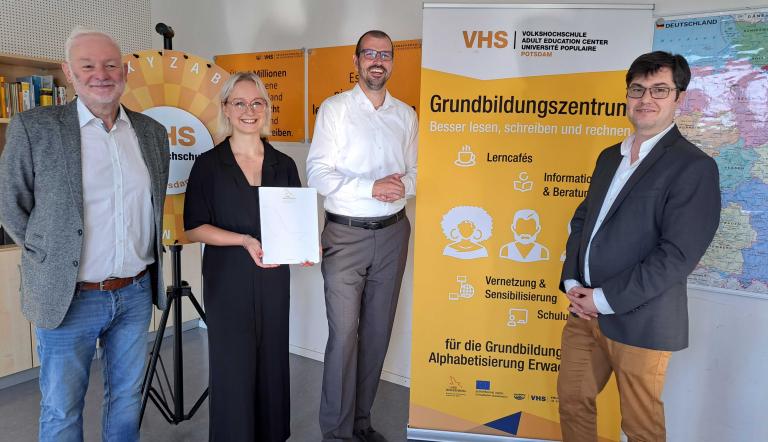 Bildungsminister Steffen Freiberg übergibt einen Zuwendungsbescheid in Höhe von rund 334.000 Euro für die Förderperiode 2023 bis 2026 an Dieter Jetschmanegg, Dezernent Zentrale Verwaltung, den VHS-Leiter, Dr. Myrtan Xhyra und Franziska Tempel, Leiterin des Grundbildungszentrums. Bildungsminister Steffen Freiberg übergibt einen Zuwendungsbescheid in Höhe von rund 334.000 Euro für die Förderperiode 2023 bis 2026 an Dieter Jetschmanegg, Dezernent Zentrale Verwaltung, den VHS-Leiter, Dr. Myrtan Xhyra und Franziska Tempel, Leiterin des Grundbildungszentrums.