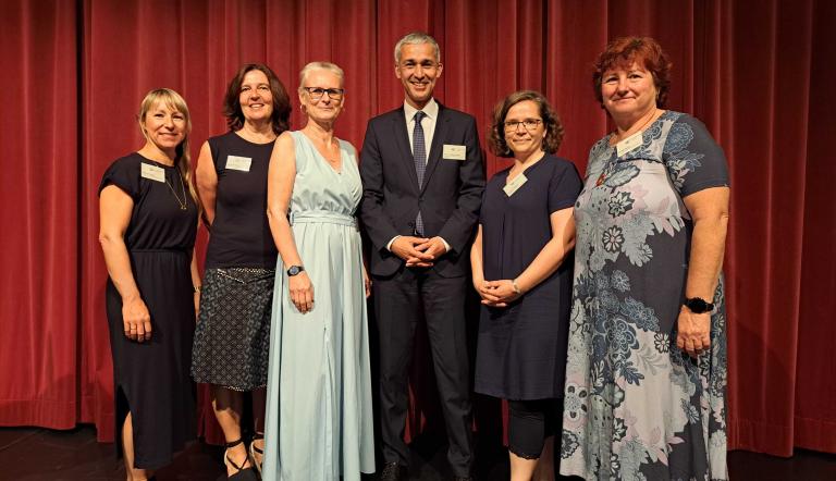 Der Beigeordnete für Bildung, Kultur, Jugend und Sport, Dr. Walid Hafezi bedankte sich bei den die Adoptionsvermittlerinnen in der Landeshauptstadt Potsdam für 20 erfolgreiche Jahre in der gemeinsamen Vermittlungsstelle Der Beigeordnete für Bildung, Kultur, Jugend und Sport, Dr. Walid Hafezi bedankte sich bei den die Adoptionsvermittlerinnen in der Landeshauptstadt Potsdam für 20 erfolgreiche Jahre in der gemeinsamen Vermittlungsstelle
