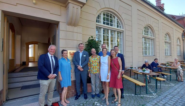 Eröffnung Tag des offenen Denkmals in Potsdam mit dem Beigeordneten Bernd Rubelt (l.) und Verfassungsgerichts-Präsident Matthias Möller (Mitte) vor dem Gebäude des Verfassungsgerichtes des Landes Brandenburg in der Jägerallee.