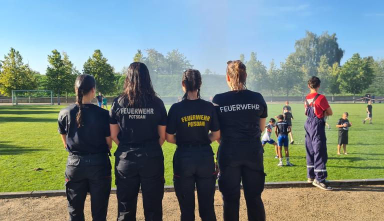 Stadtjugendfeuerwehrlager im Volkspark Vier Mitglieder der Freiwilligen Feuerwehren beim Stadtjugendfeuerwehrlager.
