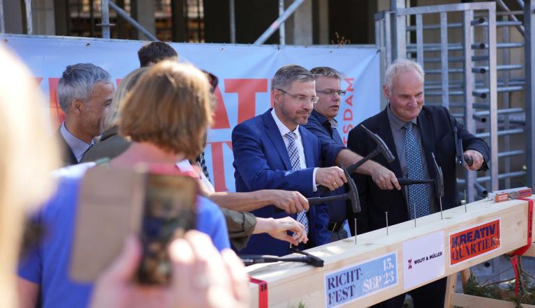 Richtfest beim Kreativquartier in der Potsdamer Mitte mit Oberbürgermeister Mike Schubert