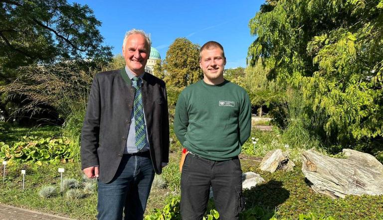 Umweltbeigeordneter Bernd Rubelt und Ole Rochlitz, Auszubildender zum Gärtner Fachrichtung Garten- und Landschaftsbau Umweltbeigeordneter Bernd Rubelt und Ole Rochlitz, Auszubildender zum Gärtner Fachrichtung Garten- und Landschaftsbau