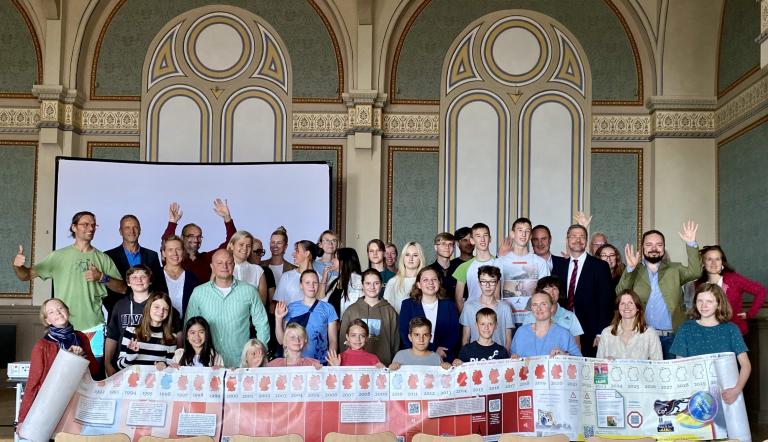Oberbürgermeister Mike Schubert mit Schüler*innen bei der einer Veranstaltung zum Energieeinsparprogramm an Potsdam Schulen. Oberbürgermeister Mike Schubert mit Schüler*innen bei der einer Veranstaltung zum Energieeinsparprogramm an Potsdam Schulen.