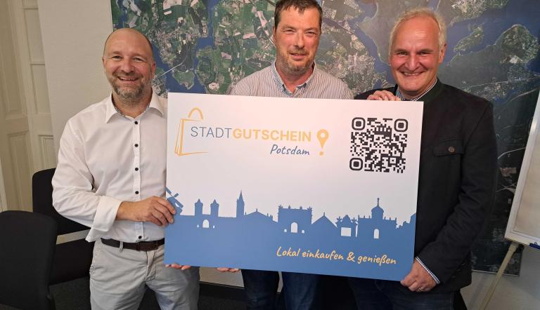 Wirtschaftsbeigeordneter Bernd Rubelt und Fritz Thielemann und Eike Neubarth von der Händlergemeinschaft ici! Potsdam gaben am 26. September 2023 den Startschuss für den digitalen Einkaufsgutschein in Potsdam. Wirtschaftsbeigeordneter Bernd Rubelt und Fritz Thielemann und Eike Neubarth von der Händlergemeinschaft ici! Potsdam gaben am 26. September 2023 den Startschuss für den digitalen Einkaufsgutschein in Potsdam.