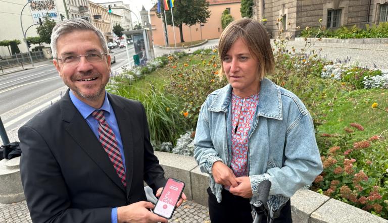 Oberbürgermeister Mike Schubert und Inga Schlichting, Leiterin Produktmanagement und Smart Cities bei der DB Station&Service AG, stellen die DB Rad+ App vor.