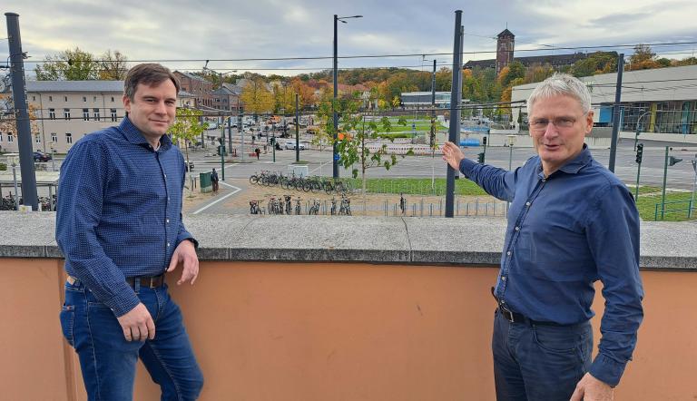 Thomas Schenke und Andreas Olm erläutern die Umstellung der Verkehrsführung am Leipziger Dreieck, die spätestens am 9. November 2023 abgeschlossen sein wird. Thomas Schenke und Andreas Olm erläutern die Umstellung der Verkehrsführung am Leipziger Dreieck, die spätestens am 9. November 2023 abgeschlossen sein wird.